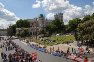 Crowds at the 2007 Tour de France in London (copyright jtlondon:Flickr)