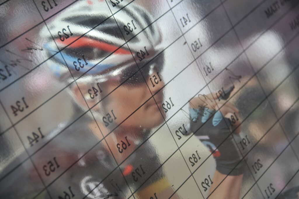 Giro 2012 S11 Frank Schleck signs on (Gian Mattia D’Alberto – LaPresse – RCS Sport)
