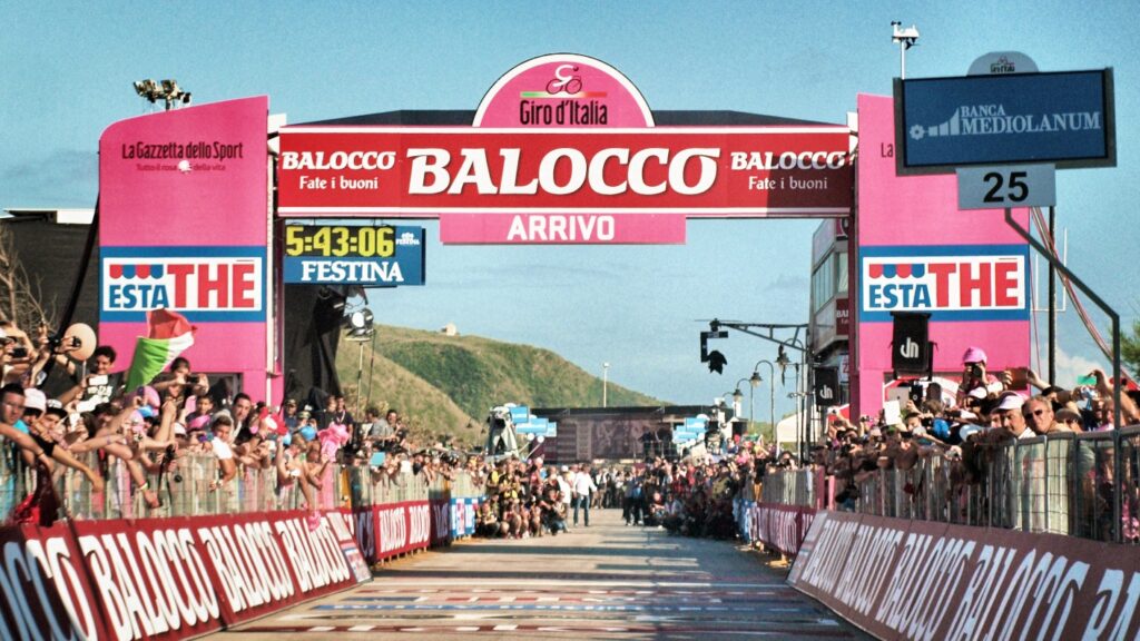 Giro Finish (copyright Simon MacMichael)