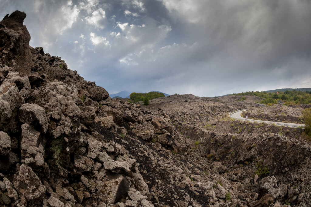 Descending Etna Scenic (© Irmo Keizer : Shimano)