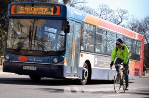 Bike and bus in Oxford (CC licensed image by tejvanphotos:Flickr)
