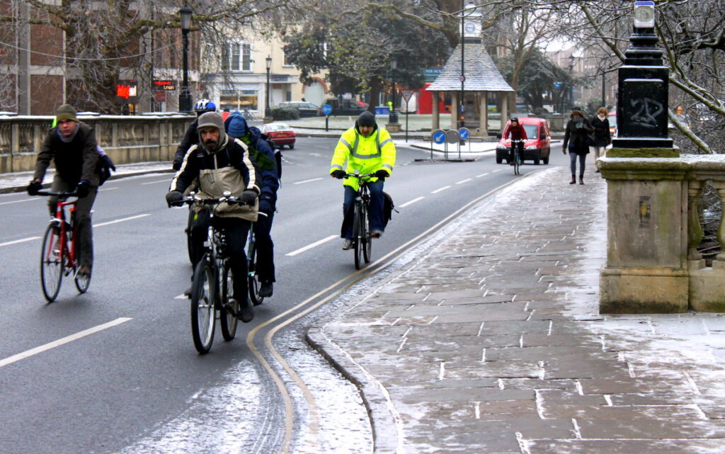 Winter cycling (CC licensed by tejvanphotoa via Flickr)