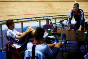 GB endurance coach Paul Manning talks to Jon Dibben and Chris Latham (copyright Britishcycling.org.uk)