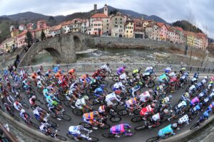 Peloton at Campo Ligure Milan-San Remo 2012 (© Daniele Badolato, LaPresse via RCS Sport)