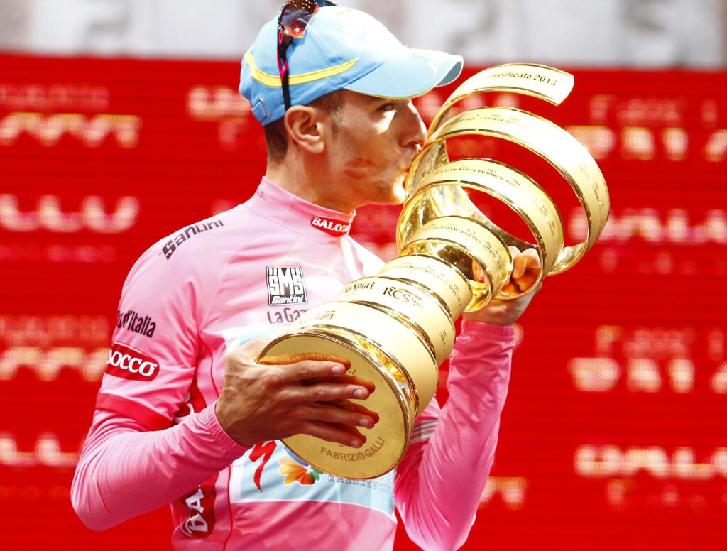 Vincenzo Nibali with Giro d’Italia trophy (picture RCS Sport)