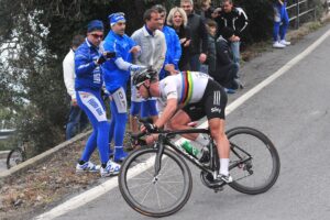 Mark Cavendish descends after struggling on Le Manie (© Daniele Badolato, LaPresse via RCS Sport)