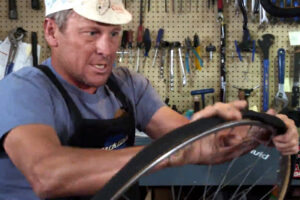 Lance Armstrong changes a tube