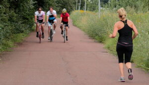 Riding and jogging (CC licensed image by 24oranges.nl:Flickr)