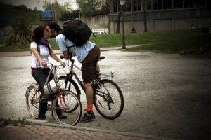 Bike romance (CC-BY-SA licenced by rebecapaz:Flickr)