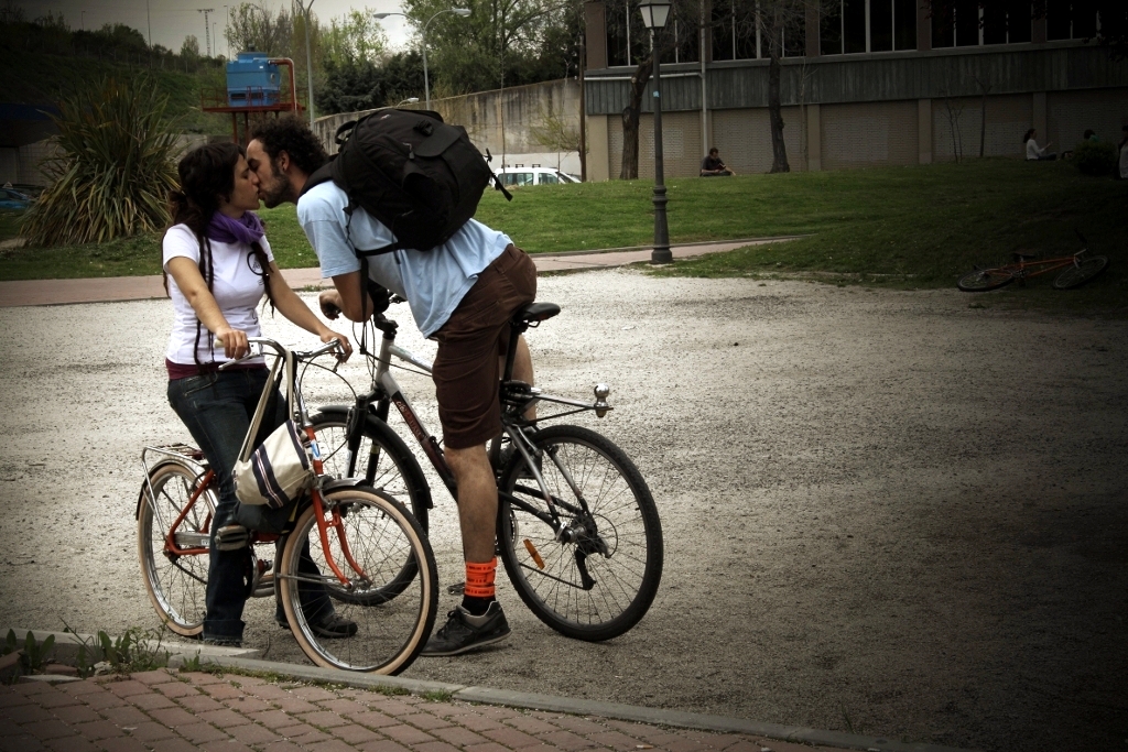Bike romance (CC-BY-SA licenced by rebecapaz:Flickr)