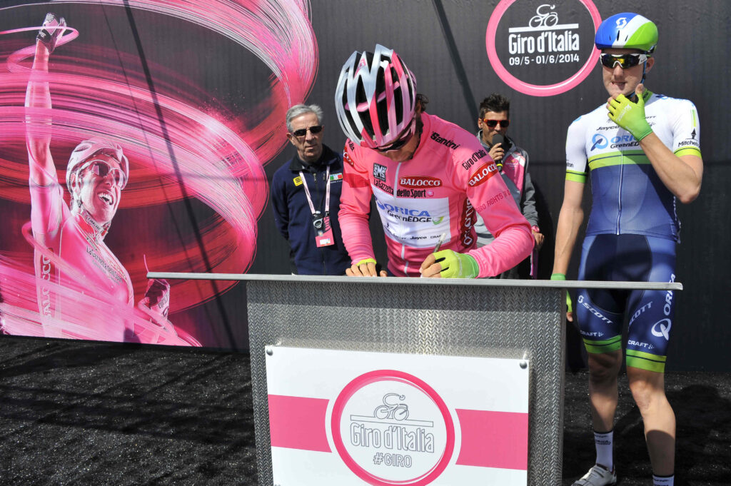 Michael Matthews signs on at start of Giro 2014 Stage 6 – picture credit LaPresse