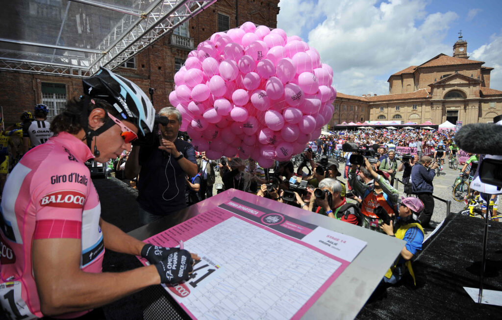 Rigoberto Uran signs on at start of 2014 Giro S14 – picture credit LaPresse