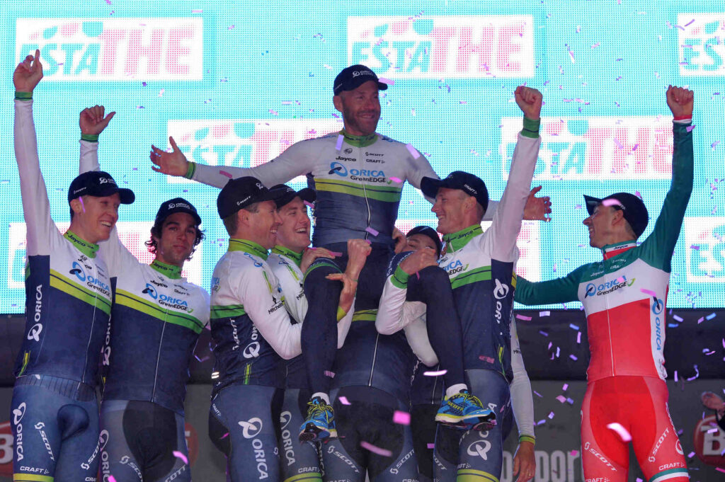 Svein Tuft held aloft by Orica-GreenEdge team mates, Giro 2014 S1, photo credit LaPresse