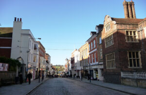Guildford High Street (CC BY 2.0 licensed by Jon Lord:Flickr)