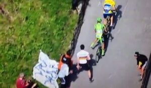 Zoncolan_fan_pushes_Francesco_Bongiorno
