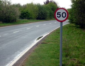 50mph_sign_(licensed_on_Wikimedia_by_DeFacto_under_CC-BY-SA_3.0)