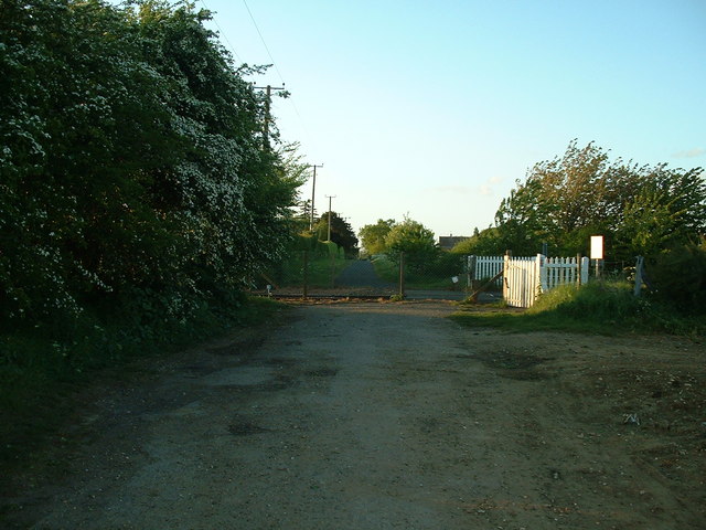 Cattishall level crossing (licensed under CC BY-SA 2.0 by Keith Evans via Geograph.org.uk)