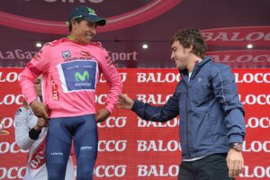 Fernando Alonso presents Nairo Quintana with maglia rosa at S18 of 2014 Giro (pic credit Gian Mattia d’Alberto, LaPresse)
