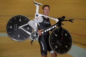 Jens Voigt Hour Record 21 &ndash; Jens with bike on shoulder (&copy;Maxime Schmid)