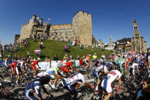 Ponferrada 2014 &ndash; men&rsquo;s U23 race passes the castle (pic credit Ponferrada 2014)