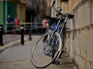 Bicycle outside Oriel College, Oxford.jpg