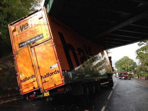 Halfords Lorry – We Don’t Fit (source Twitter)