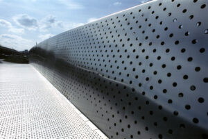 Meads Reach Bridge aka the Cheesegrater (CC BY-SA 2.0 licenced by Rob Brewer:Flickr)