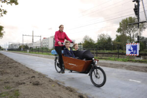 SolaRoad and Bakfiets (image courtesy SolaRoad)