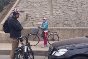 Beijing cyclist blocks car 3&times;2 (source Weibo)