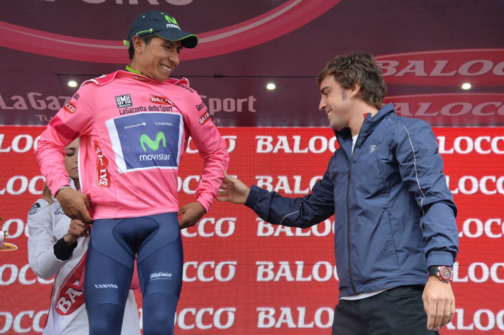 Fernando Alonso presents Nairo Quintana with maglia rosa at S18 of 2014 Giro (pic credit Gian Mattia d’Alberto, LaPresse)