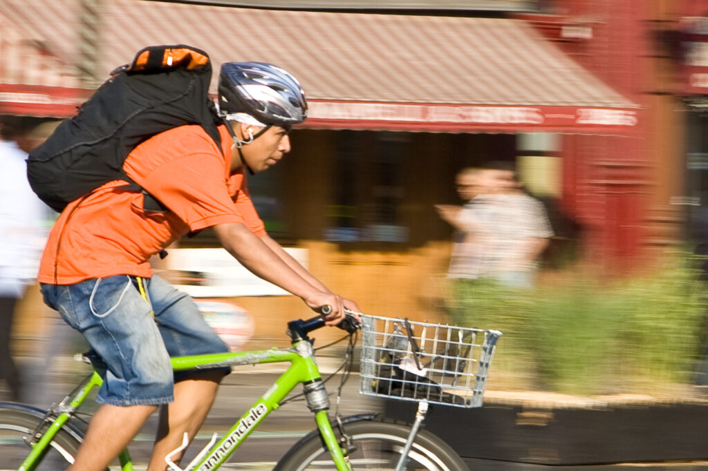 A New York bike messenger (by-nc-nd licensed by Xin Qiao:Flickr)