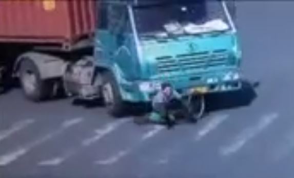 Chinese cyclist’s lucky escape