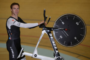 Jens Voigt Hour Record 20 &ndash; Jens with bike on back wheel close (&copy;Maxime Schmid)