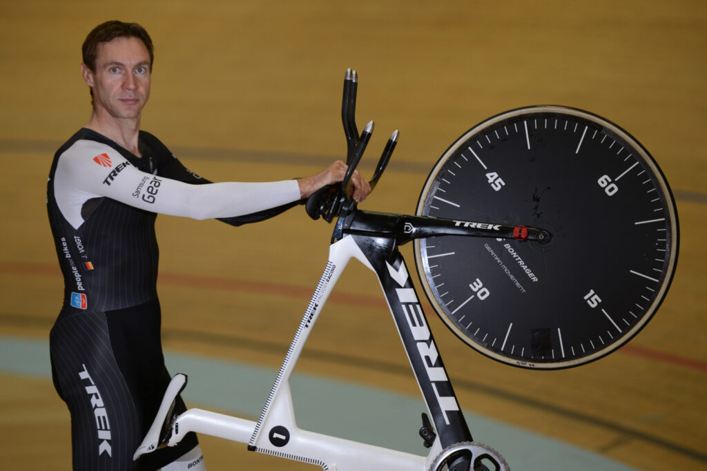 Jens Voigt Hour Record 20 – Jens with bike on back wheel close (©Maxime Schmid)
