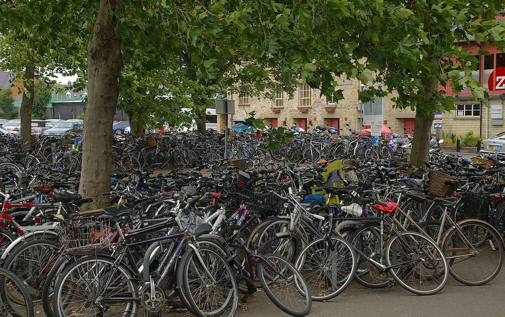 Bikes at Cambridge Station (CC licensed by mattbuck4950)