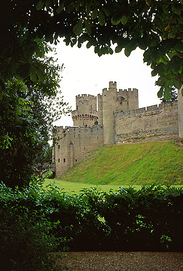 Warwick Castle (picture credit Pam Brophy:Wikimedia Commons).jpg