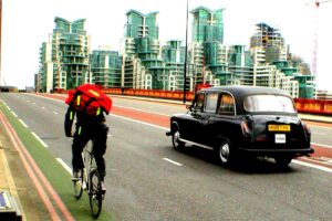 Cyclist and cab (CC BY 2.0 David Bleasdale:Flickr)