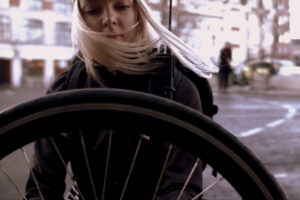 Kerbi puncture fix expert Uma gets to work