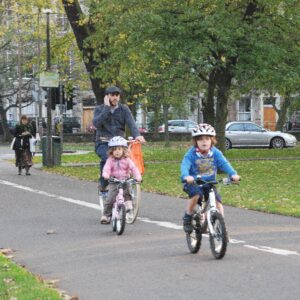 Kids riding to school (CC licenced by EdinburghCycleChic)
