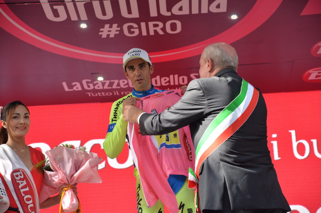 Alberto Contador presented with maglia rosa after Stage 6 of 2015 Giro d’Italia (picture ANSA, Dal Zennaro)