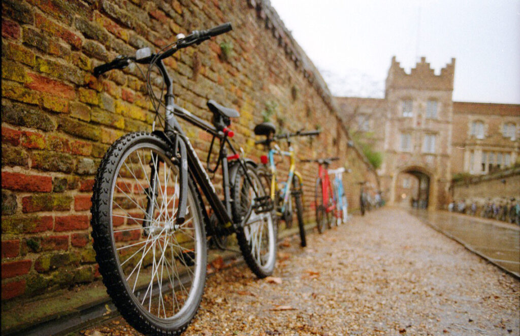 Cambridge bikes against a wall (CC BY-NC-SA 2.0 viictoria4:Flickr)