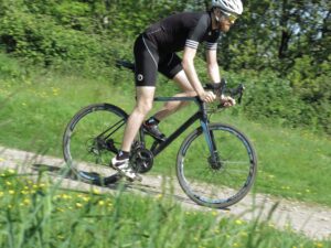 Jamis Renegade Elite - riding 1