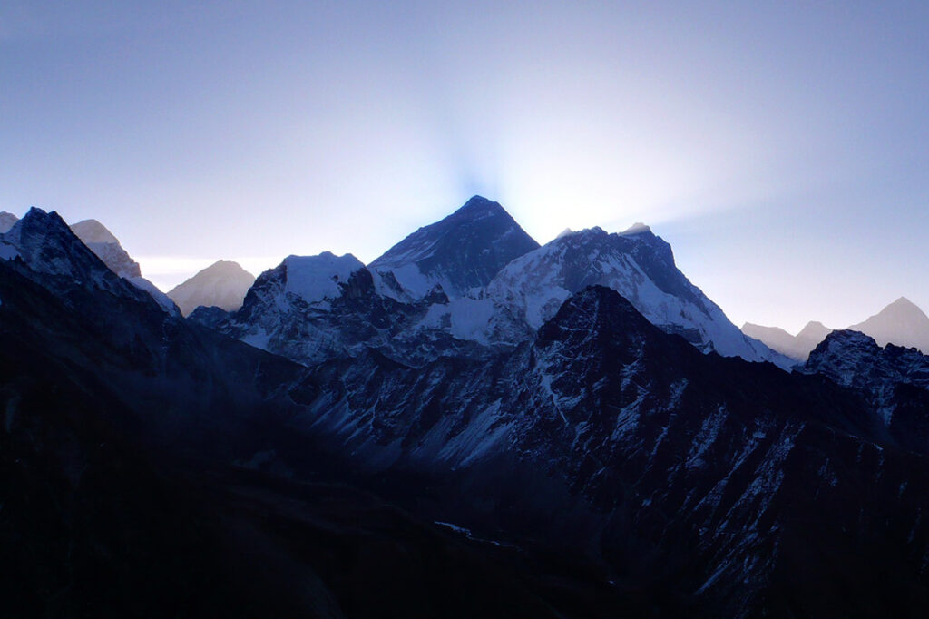 Sunrise over Everest (CC BY-NC-ND 2.0 phobus:Flickr)