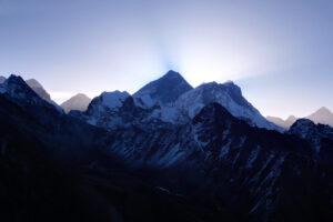 Sunrise over Everest (CC BY-NC-ND 2.0 phobus:Flickr)