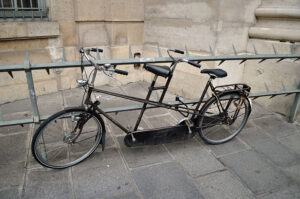 Tandem bicycle (CC BY-SA 2.0 on Wikimedia Commons by user Very Quiet)