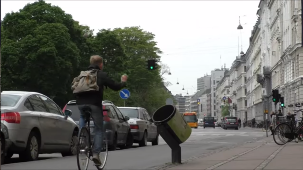 Copenhagen rubbish basketball.png