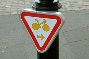 Cyclist right turn sign (cropped, licensed CC BY SA 3.0 by Joancharmant)