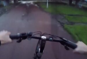 Rotterdam policeman chasing suspect on borrowed bike (still taken from YouTube video)