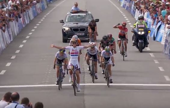 Lizzie Armitstead wins 2015 GP Plouay (UCI YouTube still)