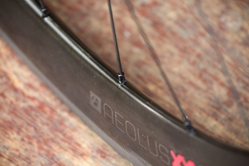 bontrager_aeolus_xxx_4_tlr_clincher_road_wheel_-_spoke_nipple.jpg